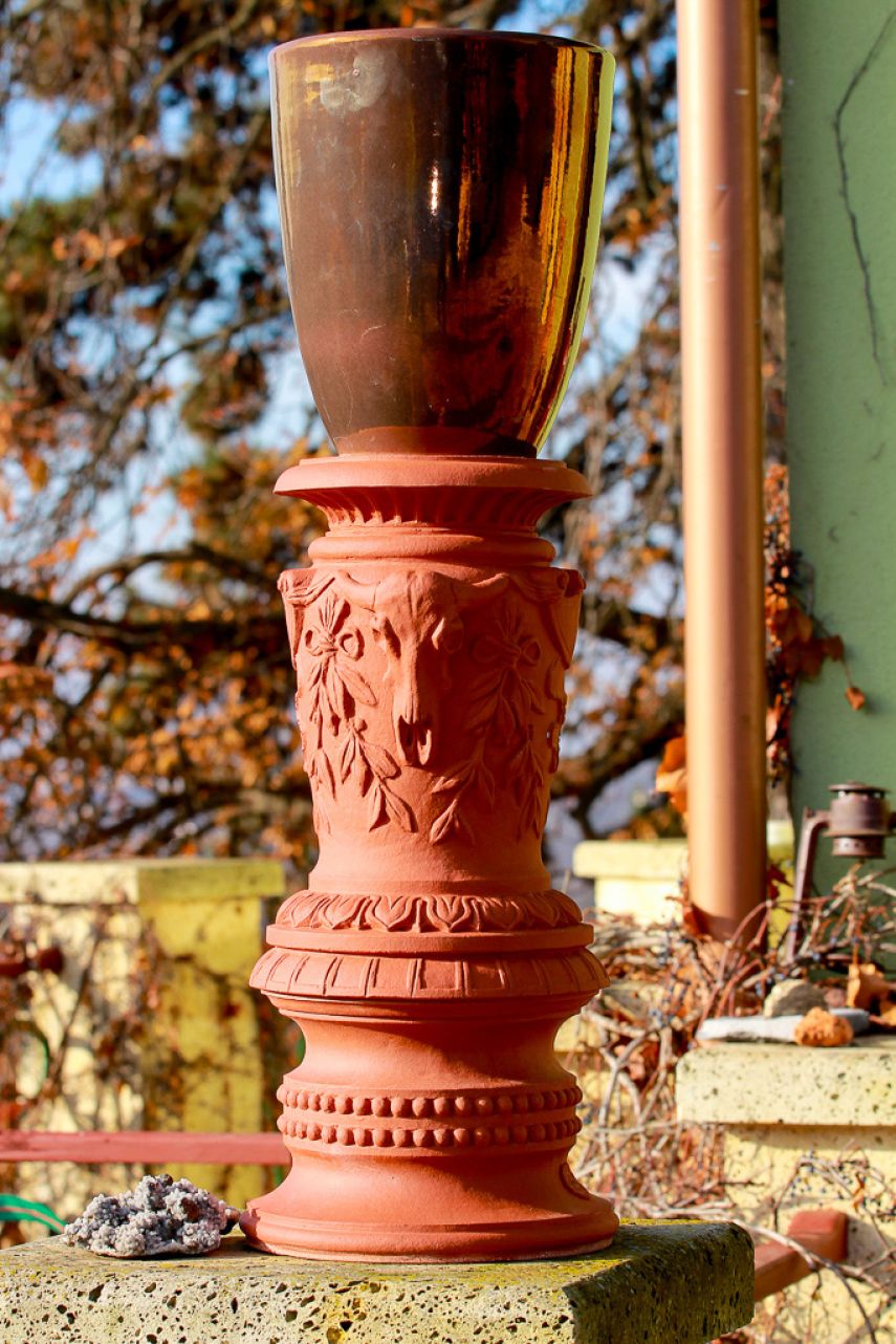 ceramice ornamentale - postament cu cap de taur